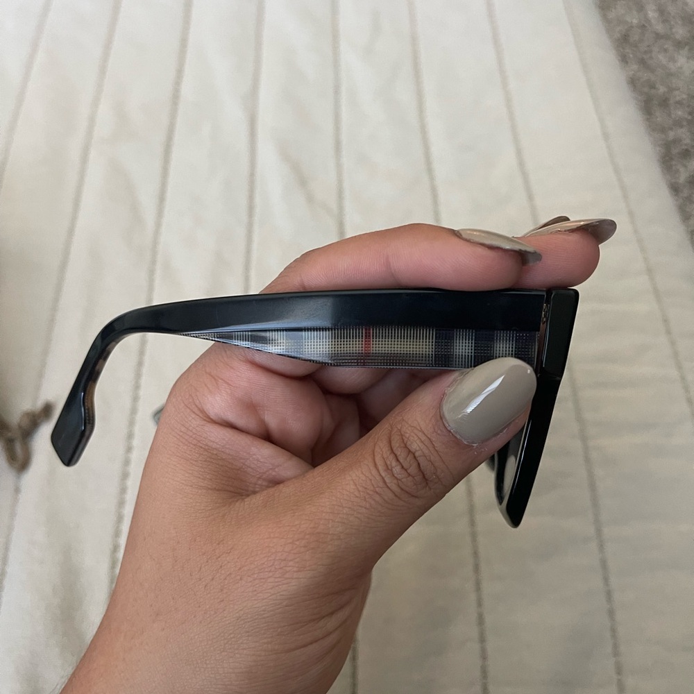 Gently used burberry sunglasses used a couple times! Great condition - Picture 5 of 5